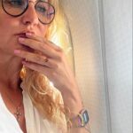 Vendule se jako vždy honí celou cestu hlavou otázka, jestli sbalila všechno potřebné.