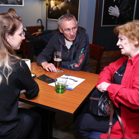 Protože János Bán nejraději mluví maďarsky, musela být u rozhovoru přítomná překladatelka z jeho rodné řeči.