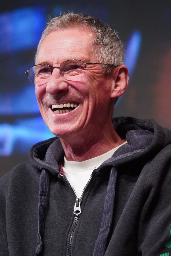 Otík z Vesničko má středisková si je ve tváři stále podobný - obzvlášť když se směje.