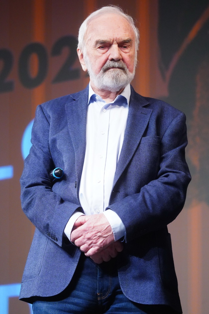 28 března 2026  slaví Zdeněk Svěrák devadesátiny. Říká, že nejvíc mu bude chybět divadlo. 