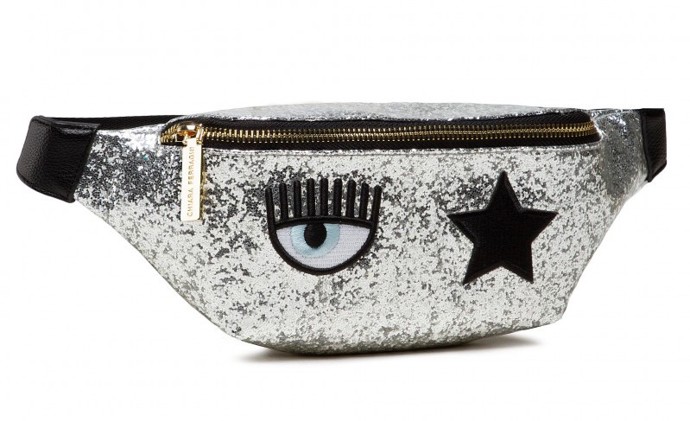 Stříbrná blyštivá ledvinka s výšivkami. CHIARA FERRAGNI, 3611 Kč