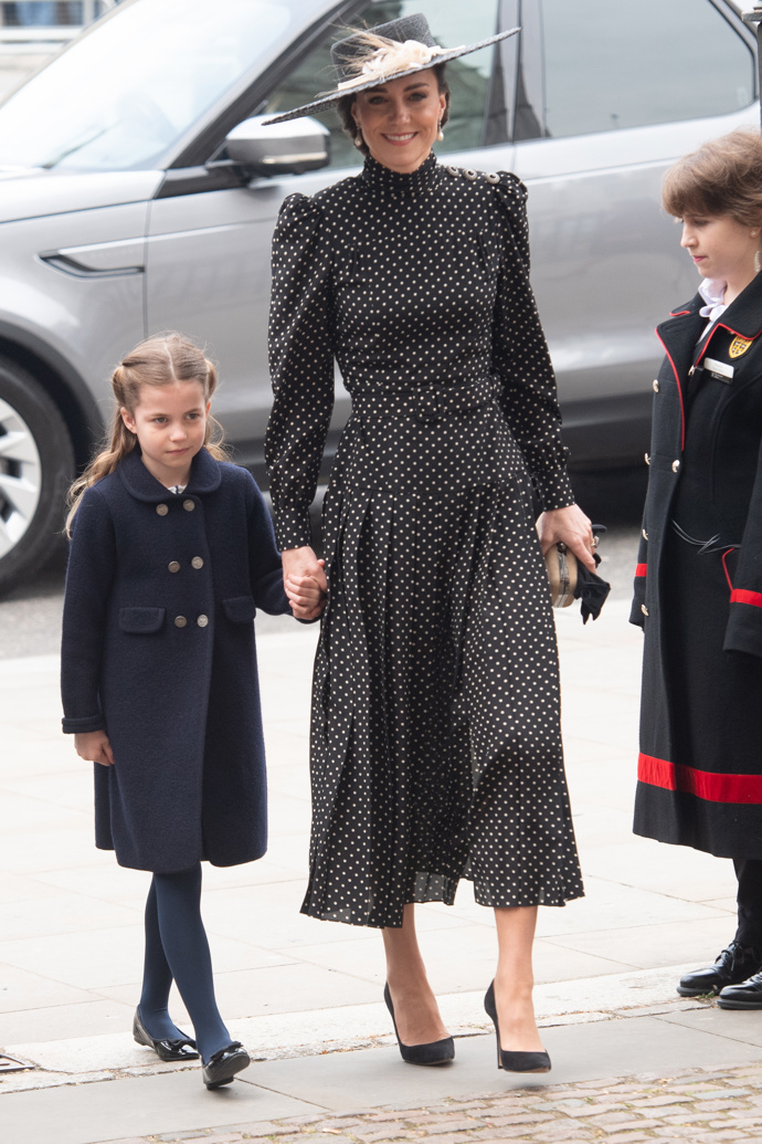 Princezna Charlotte je z celé rodiny nejpodobnější prababičce Alžbětě II., jejíž je také velkou oblíbenkyní. Módním stylem ale spíše připomíná svou maminku Kate Middleton.