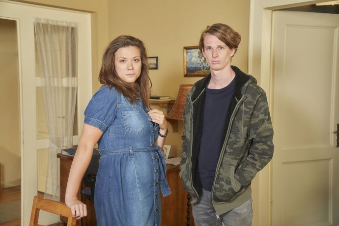 Když Alice pracovala na erotické lince, do jejího hlasu se zamiloval Dan. Ten představuje Bedřichovo slabé místo, neboť mu v minulosti nešťastnou náhodou zabil otce. 