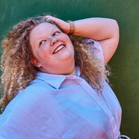 Anna Vopletalová je energickou mladou zpěvačkou, která miluje tanec a ve volném čase ráda vaří a peče.