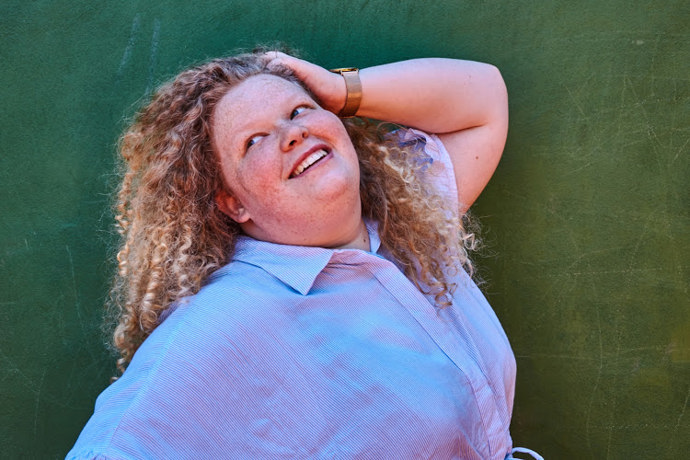 Anna Vopletalová je energickou mladou zpěvačkou, která miluje tanec a ve volném čase ráda vaří a peče.