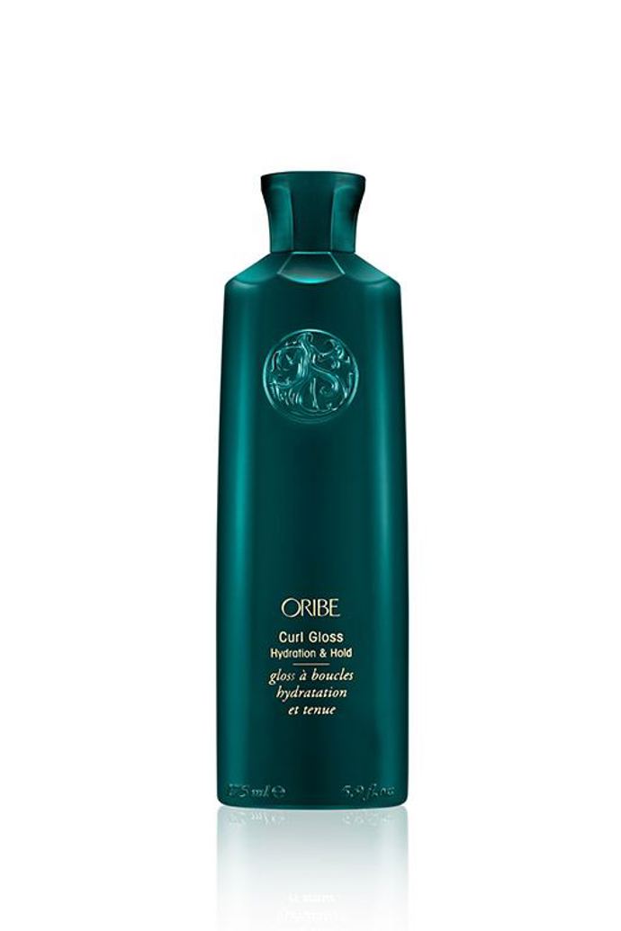 Beztížný lesklý gel pro hebké, ale definované kudrlinky, které drží celý den. ORIBE, 1084 Kč