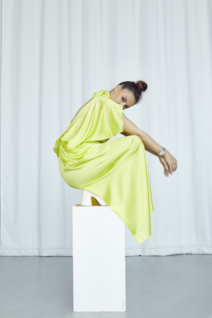 Nyní například nafotila sérii módních fotografií, na kterých vynesla modely z dílny návrháře Zoltána Tótha a také kolekci nových luxusních hodinek.