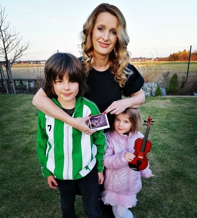 Mají spolu také dvě starší děti, syna Nicolase (9) a dceru Victorii (5).