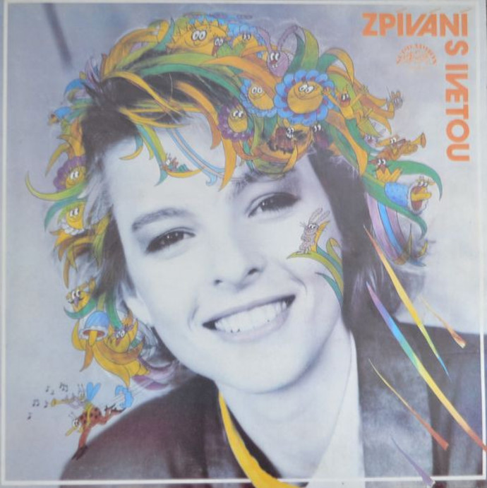 Mezi její poznávací znamení mimo jiné patřil účes na vrabčáka a široký úsměv.