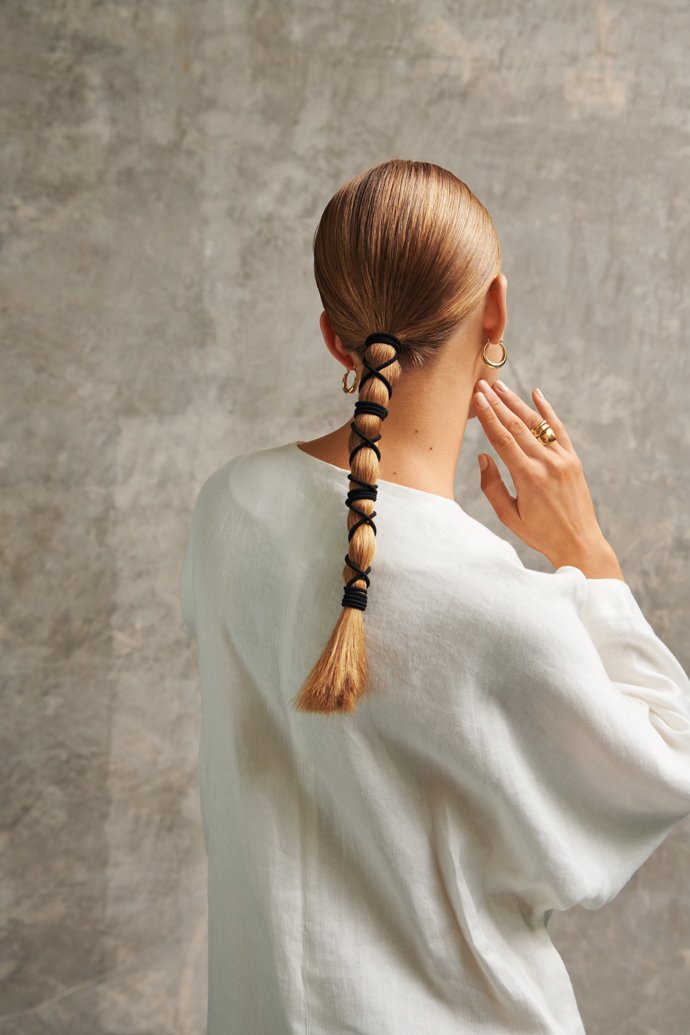 Cop se dá proplést i různými stuhami či ozdobit větším množstvím gumiček. 