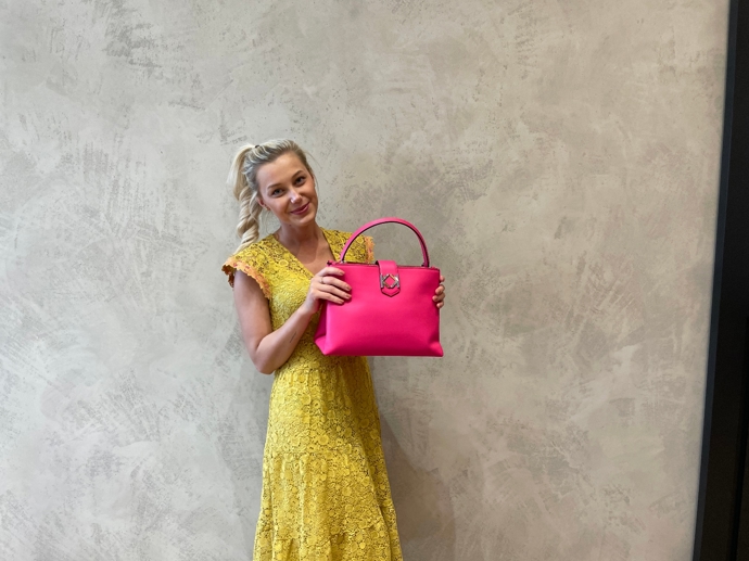 Žluté maxi šaty s krajkou. PINKO, Fashion Arena Prague Outlet. 6790 Kč