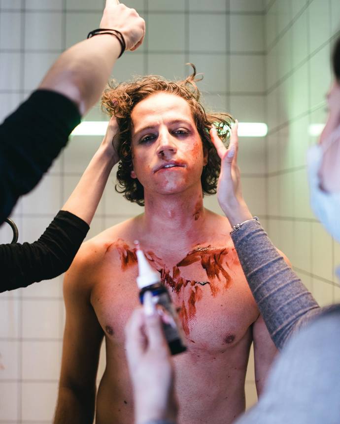 Videoklipy, které Milan se svou kapelou točí, jsou vizuálně zdařilé a fanynky si jistě přijdou na své.