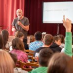 Bývalý ředitel pražské zoologické zahrady Petr Fejk dnes objíždí školy a vysvětluje dětem, jak fungují zoologické zahrady.