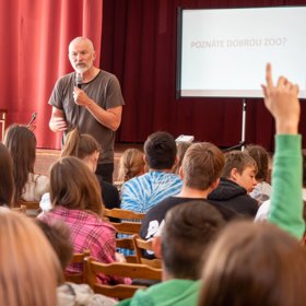 Bývalý ředitel pražské zoologické zahrady Petr Fejk dnes objíždí školy a vysvětluje dětem, jak fungují zoologické zahrady.