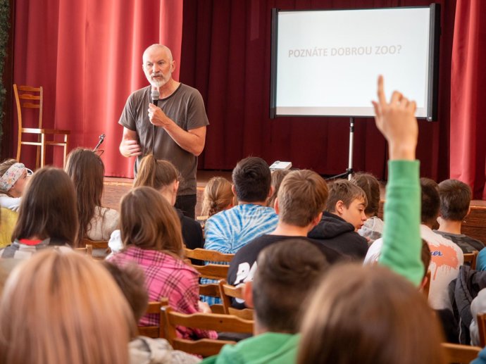 Bývalý ředitel pražské zoologické zahrady Petr Fejk dnes objíždí školy a vysvětluje dětem, jak fungují zoologické zahrady.