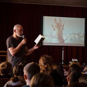 Děti se často ptají také na to, proč by si domů nemohly vzít roztomilou opičku nebo surikatu.