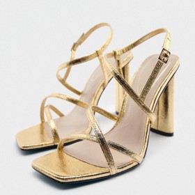 Metalické sandály s tenkými pásky na podpatku. ZARA, 799 Kč