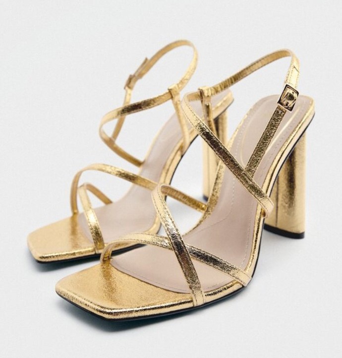 Metalické sandály s tenkými pásky na podpatku. ZARA, 799 Kč