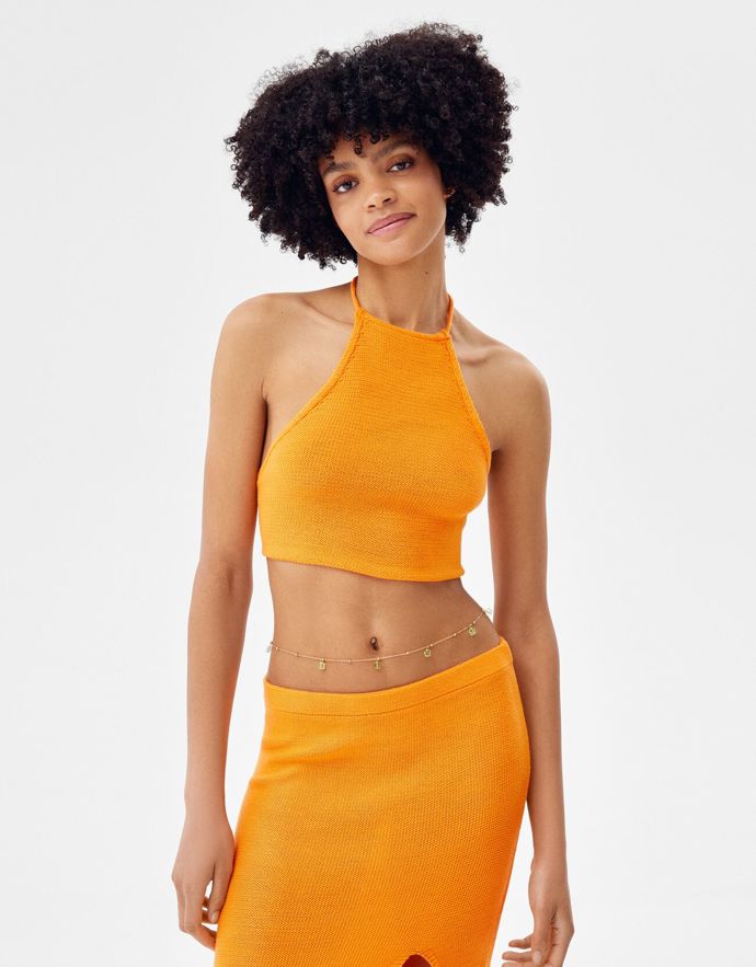 Háčkovaný oranžový top. Bershka, 399 Kč