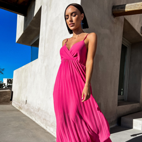 Tmavě růžové šaty s plisovanou sukní. Erika FASHION, 710 Kč