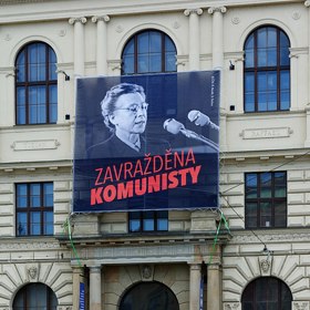 "Budu Vás hladit a líbat svými slovy i tehdy, když už ruka, která ho píše fyzicky, bude od Vás vzdálená," napsala Milada Horáková v jednom z posledních dopisů před popravou.