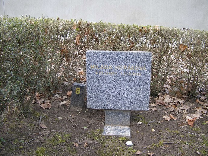 Poslední slova Milady Horákové: "Padám, padám, tento boj jsem prohrála. Odcházím čestně. Miluji tuto zem, miluji tento lid, budujte mu blahobyt. Odcházím bez nenávisti k vám. Přejí vám to, přeji vám to..."