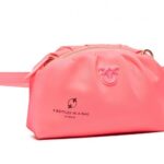 Hravá jarní ledvinka v růžovém designu. PINKO, 2695 Kč