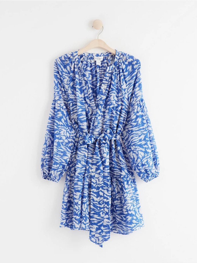Modro-bílé šaty s dlouhým rukávem. Lindex, 999 Kč
