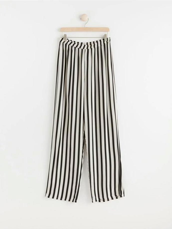 Pruhované kalhoty s vysokým pasem. Lindex, 999 Kč
