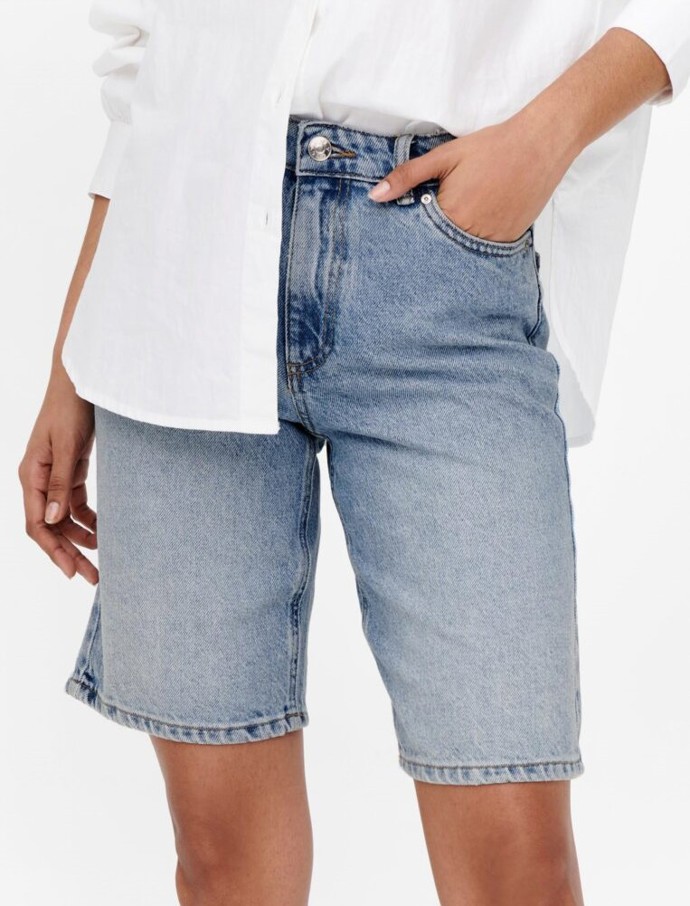 Světle modré džínové bermudy. ONLY, 599 Kč