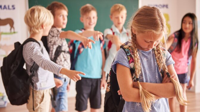 PORADNA: Dítě trpí šikanou kvůli introvertní povaze. Jak pomůže kyblík lásky, vysvětluje koučka Mobagi