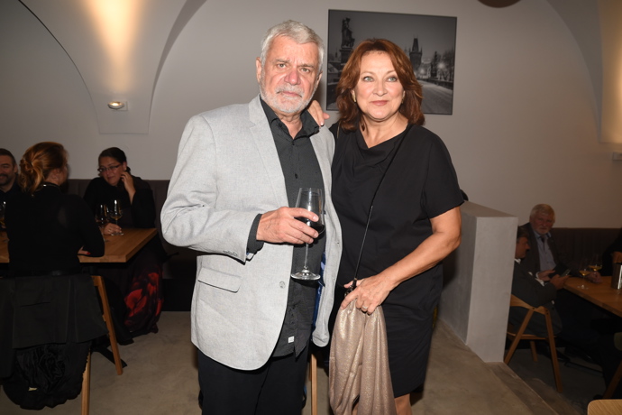 Manželkou Petra Štěpánka je herečka Zlata Adamovská.