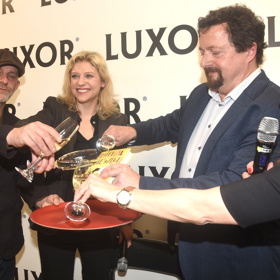 U příležitosti šedesátin nedávno Michal Viewegh pokřtil knihu, která se příznačně jmenuje Děravé paměti.