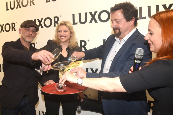 U příležitosti šedesátin nedávno Michal Viewegh pokřtil knihu, která se příznačně jmenuje Děravé paměti.