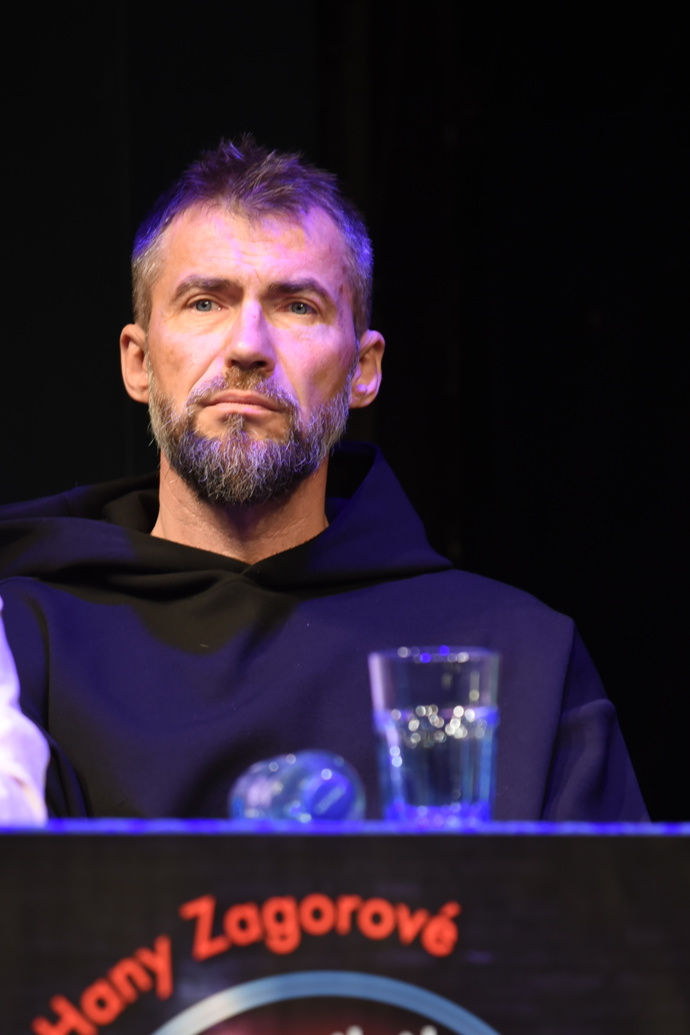 Ve zdejším divadle se poprvé objeví také zpěvák Bořek Slezáček.