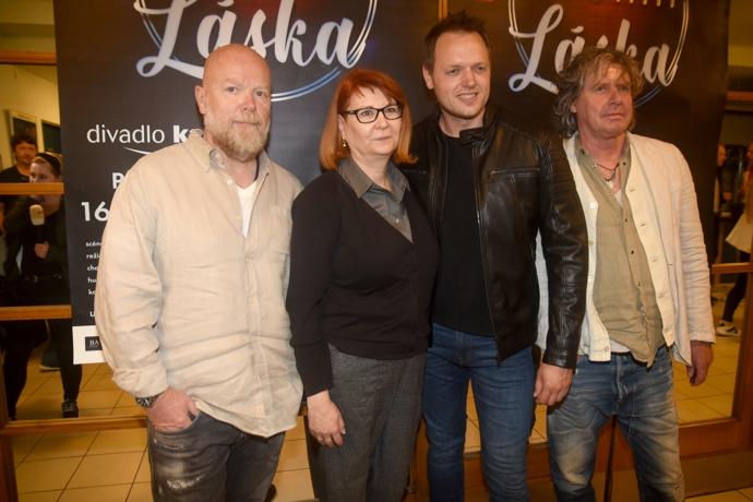 Ředitel divadla Michal Kocourek (vlevo) pózuje se spisovatelkou Uljanou Donátovou.