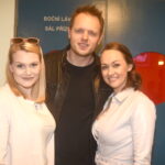 Muzikálový zpěvák Jan Kříž se netypicky představí v roli režiséra celého představení. Na snímku s herečkou Eliškou Ochmanovou (vlevo) a svou ženou Marií (vpravo).