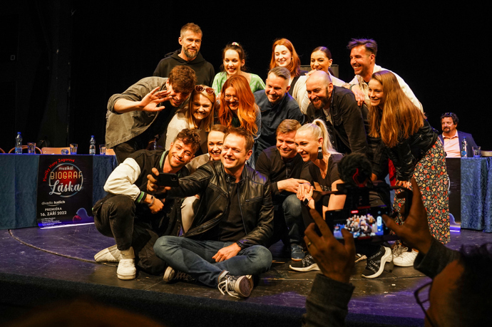 Během tiskové konference herci společně nahráli pro Hanku Zagorovou vzkaz jako odpověď na její milé přání.