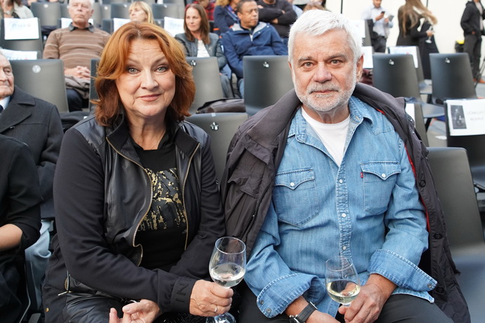 Ve společnosti se jako pár objevují často a je vidět, že je společný život opravdu baví.