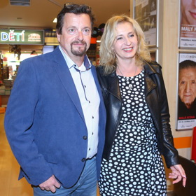 Přítelkyně Monika Šimůnková bydlí stejně jako Michal Viewegh v Sázavě. Právě zde natrefili na rodinu z Ukrajiny, které nabídli ubytování.