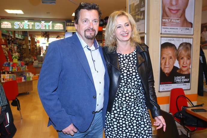 Přítelkyně Monika Šimůnková bydlí stejně jako Michal Viewegh v Sázavě. Právě zde natrefili na rodinu z Ukrajiny, které nabídli ubytování.