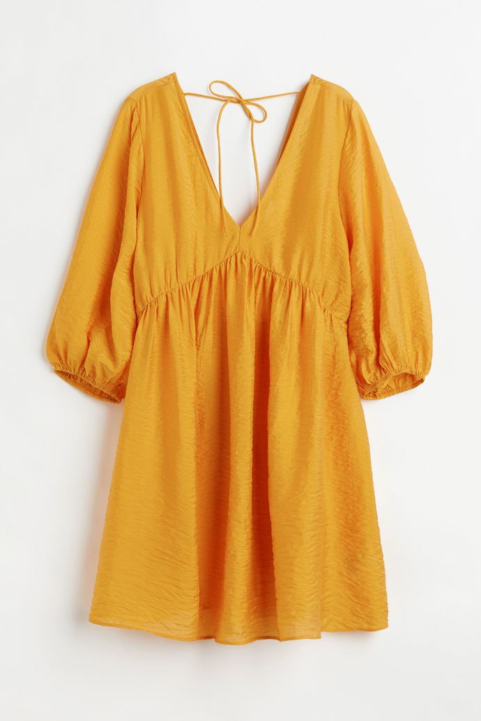 Tmavě žluté šaty s výstřihem do V. H&M, 599 Kč