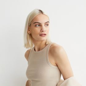 Světle béžový crop top. H&M, 99 Kč