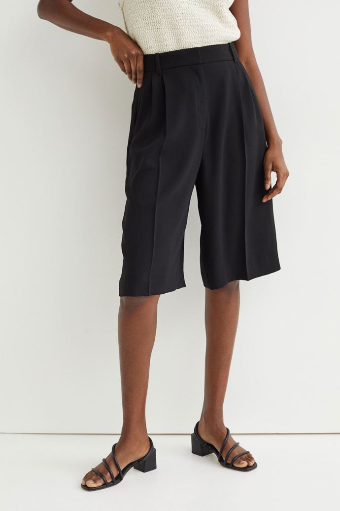 Elegantní černé bermudy. H&M, 499 Kč