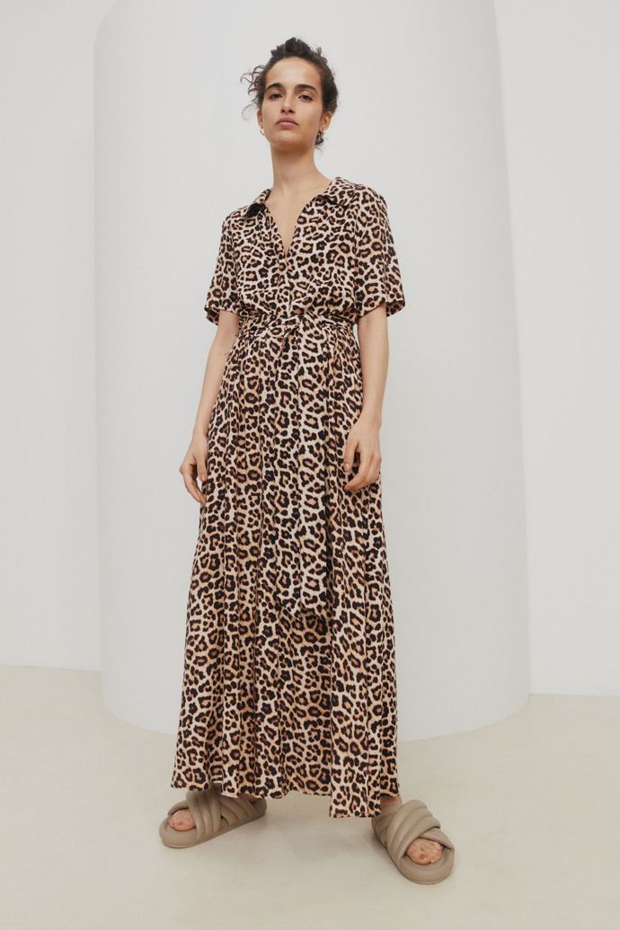 Maxi košilové šaty s vázacím páskem. H&M, 749 Kč