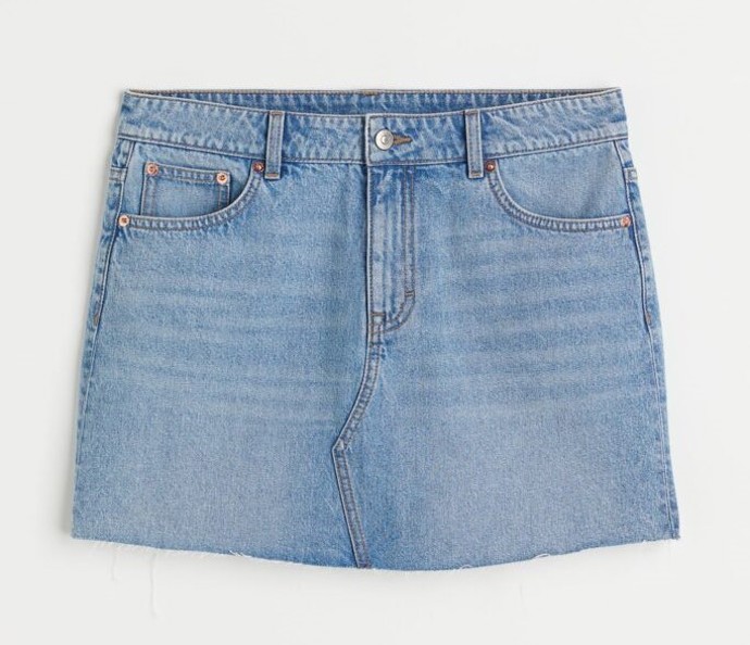 Světlá džínová minisukně. H&M, 749 Kč