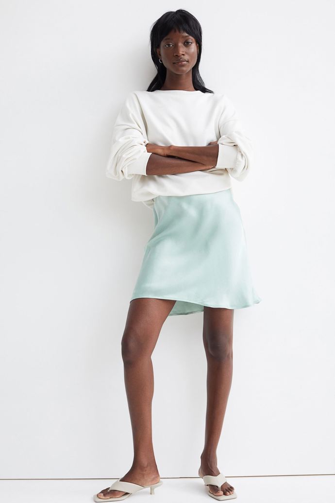 Krátká peprmintová saténová sukně. H&M, 399 Kč