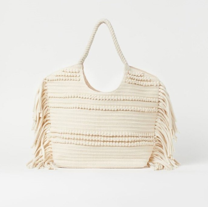 Bílá taška shopper s třásněmi. H&M, 899 Kč