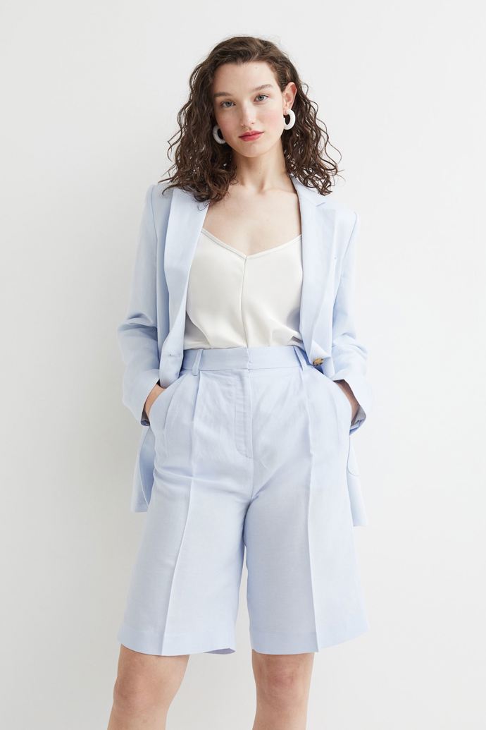 Bleděmodré bermudy z lněné směsi. H&M, 799 Kč