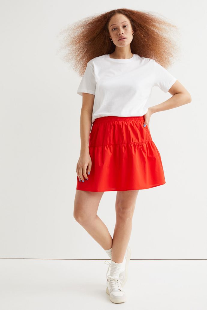 Červená sukně z bavlněného popelínu. H&M, 599 Kč